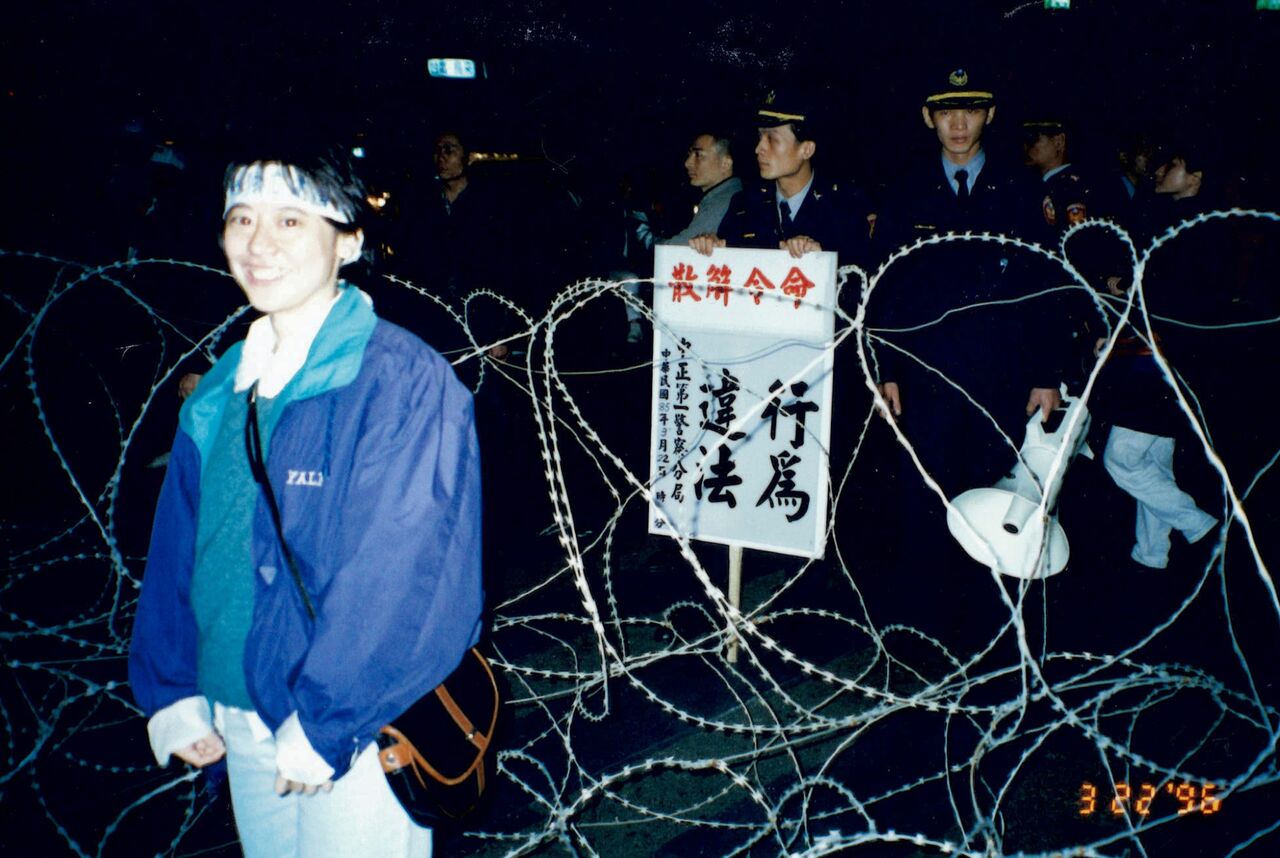 憶30年前「為民主守夜」 林佳龍曬愛妻青澀照:以行動書寫民主歷史