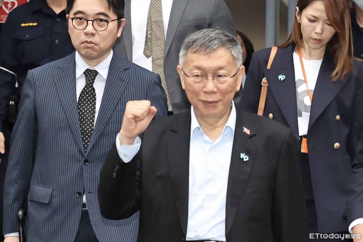 快訊/遭判17年、維持7千萬交保! 柯文哲「微笑現身」快步上車