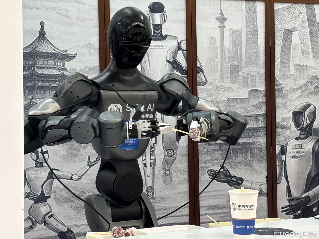 影/「機器人餐吧」不是夢! 製餐到送餐一條龍完成