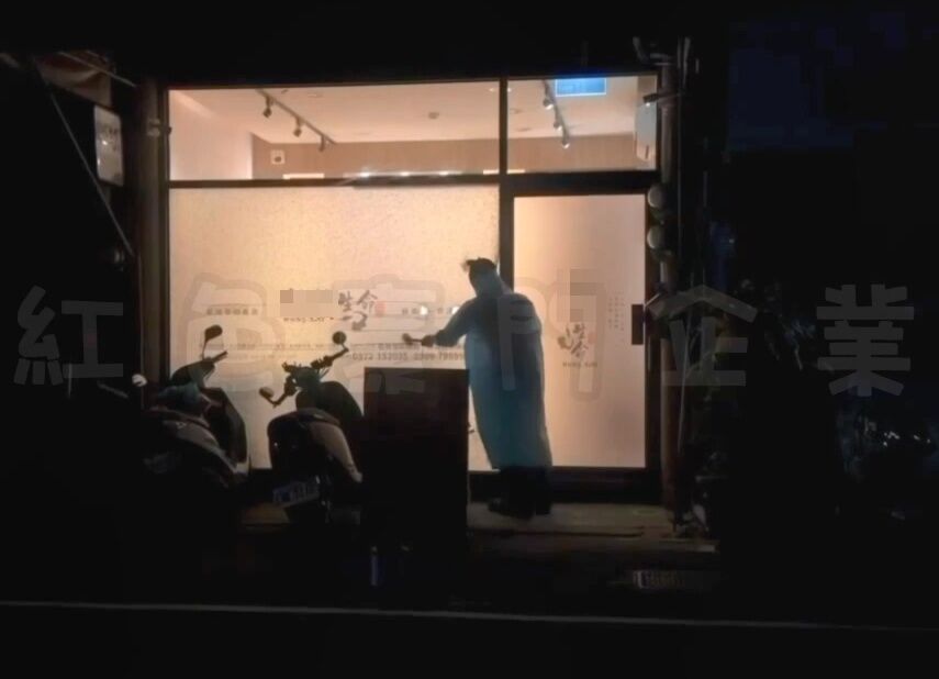 「雨衣怪客」半夜衝禮儀社毀玻璃潑漆 疑同業眼紅砸店