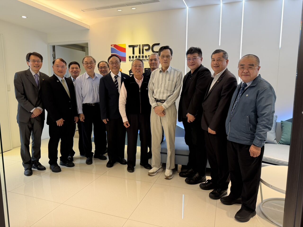 港務公司召開經營策略委員會 與施振榮等佈局智慧永續雙軸轉型