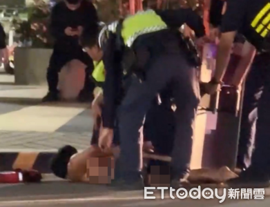 逆子砍母「血跡濺全身」裸體逛大街　右手持刀左手抱AED超驚悚