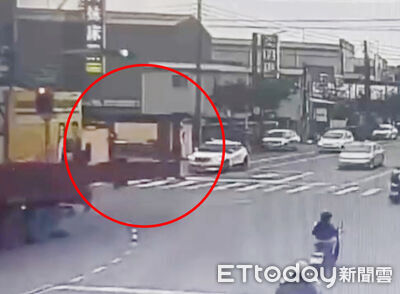 移動式神主牌！拖板車載「超寬鋼骨」上路　網怒：掃下去一整排