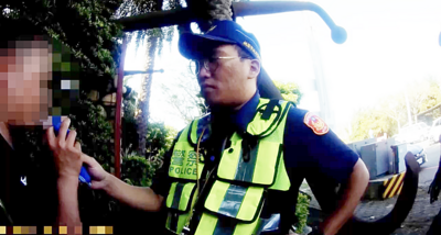 綠燈不前進！後車按喇叭也沒用...警察叫醒他　酒測值0.65慘了