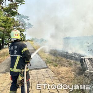 獨／2天9火警！大寮河堤路連環燒　居民怒控沿路惡意縱火
