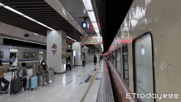 ▲▼台鐵山佳站電車線故障，樹林到鶯歌間不通，不少列車出現延誤。（圖／讀者提供）