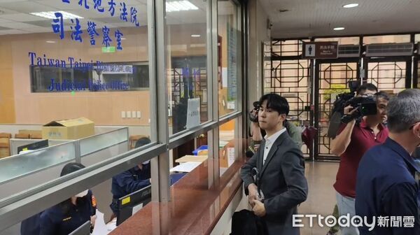 ▲應曉薇的律師謝祐綸到北院，辦理跟應曉薇律見 。（圖／記者黃哲民攝）