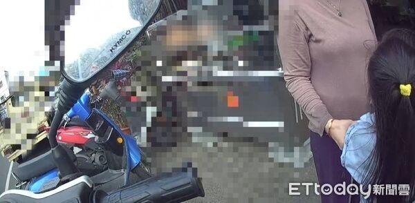 ▲東港警方送女童返家。（圖／記者陳崑福翻攝）