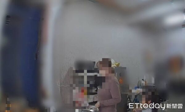 ▲東港警方送女童返家。（圖／記者陳崑福翻攝）