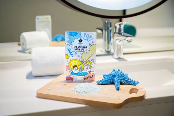 ▲台北凱達大飯店於四月推出兒童節專案，入住精緻雙人房每晚2,588元起，即贈Nailmatic「Kids天空藍啵啵沐浴鹽」。（圖／業者提供）