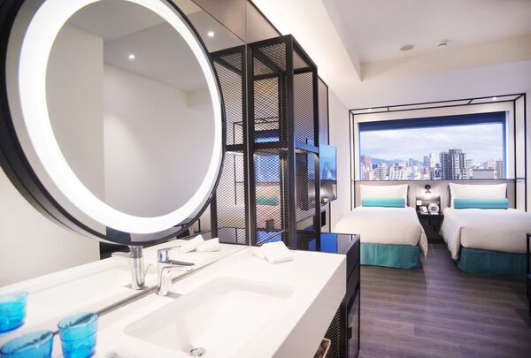 ▲台北凱達大飯店於四月推出兒童節專案，入住精緻雙人房每晚2,588元起，即贈Nailmatic「Kids天空藍啵啵沐浴鹽」。（圖／業者提供）