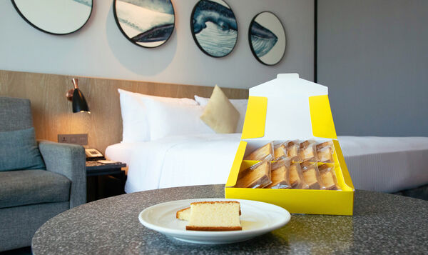 ▲桃園青埔的COZZI Blu和逸飯店桃園館4月2日至4月7日推出房客專屬「復活節尋蛋活動」贈金格長崎蛋糕脆餅禮盒，「Blu Night星級海洋眠旅」。（圖／業者提供）