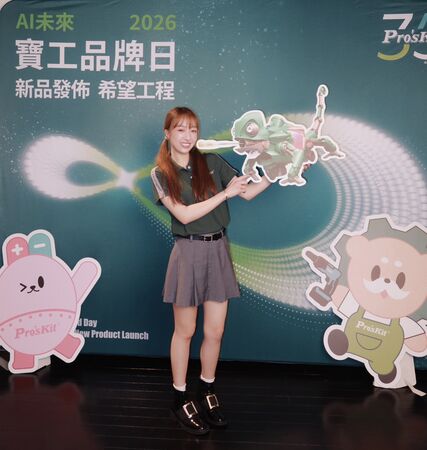 ▲▼检场、李翊君的女儿王敏淳，近日获邀担任科学玩具的品牌大使。（图／宝工Pro`sKit提供）