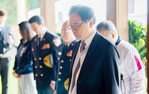 ▲桃園市長張善政今日在「桃園市115年春祭致祭革命先烈暨林鴻森、余家昶烈士入祀典禮」上向烈士英靈默哀致意。（圖／桃市府新聞處提供）
