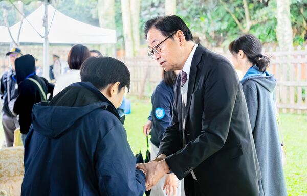▲桃園市長張善政向烈士家屬握手致意。（圖／桃市府新聞處提供）