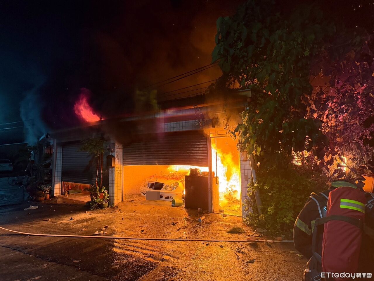 台東太麻里民宅惡火!車庫賓士「陷入火海」 屋主衝滅火反燒傷