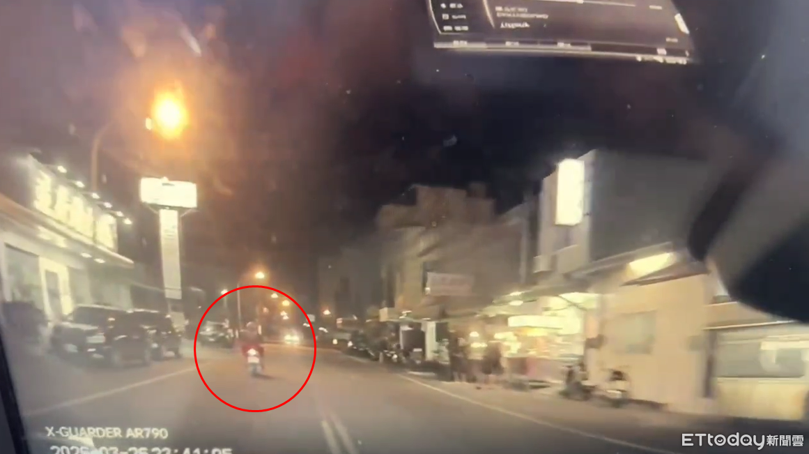 屏東男深夜無照毒駕!忘打方向燈露陷 棄機車赤腳跑給警察追