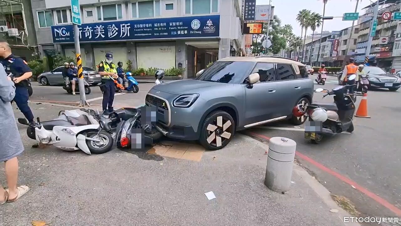 快訊/自小客路口失控!猛撞4機車釀5人傷 夫妻雙載慘摔地上