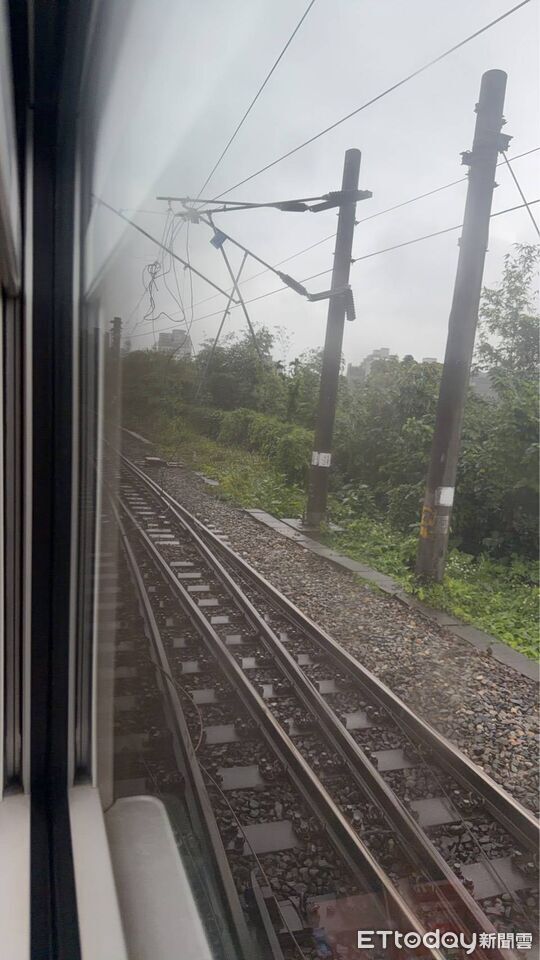 ▲▼台鐵山佳站電車線斷裂，下行試運轉電車跟280次卡在途中。（圖／讀者提供）