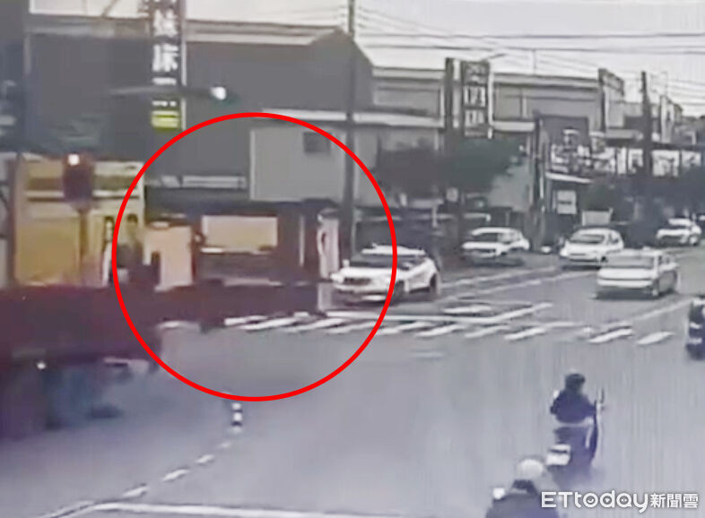 移動式神主牌!拖板車載「超寬鋼骨」上路 網怒:掃下去一整排