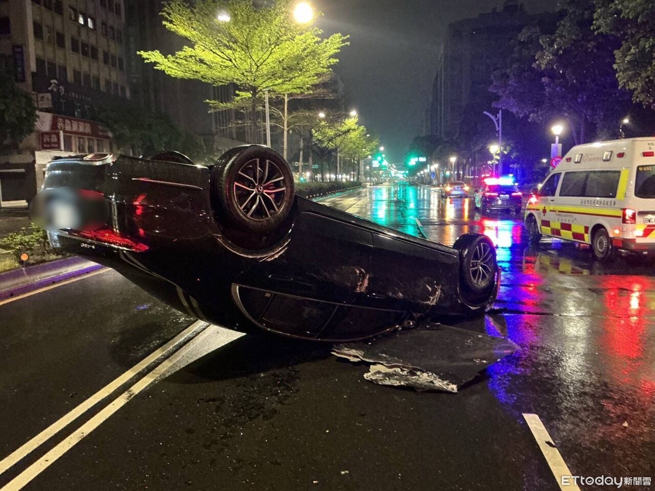 高檔酒店爽喝想回家!上路就撞工程車 650萬豪奢賓士4輪朝天