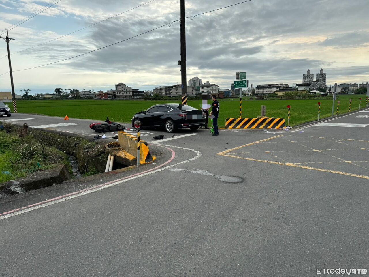 宜蘭無號誌路口又車禍!騎士被撞飛命危 零件散落一地慘況曝