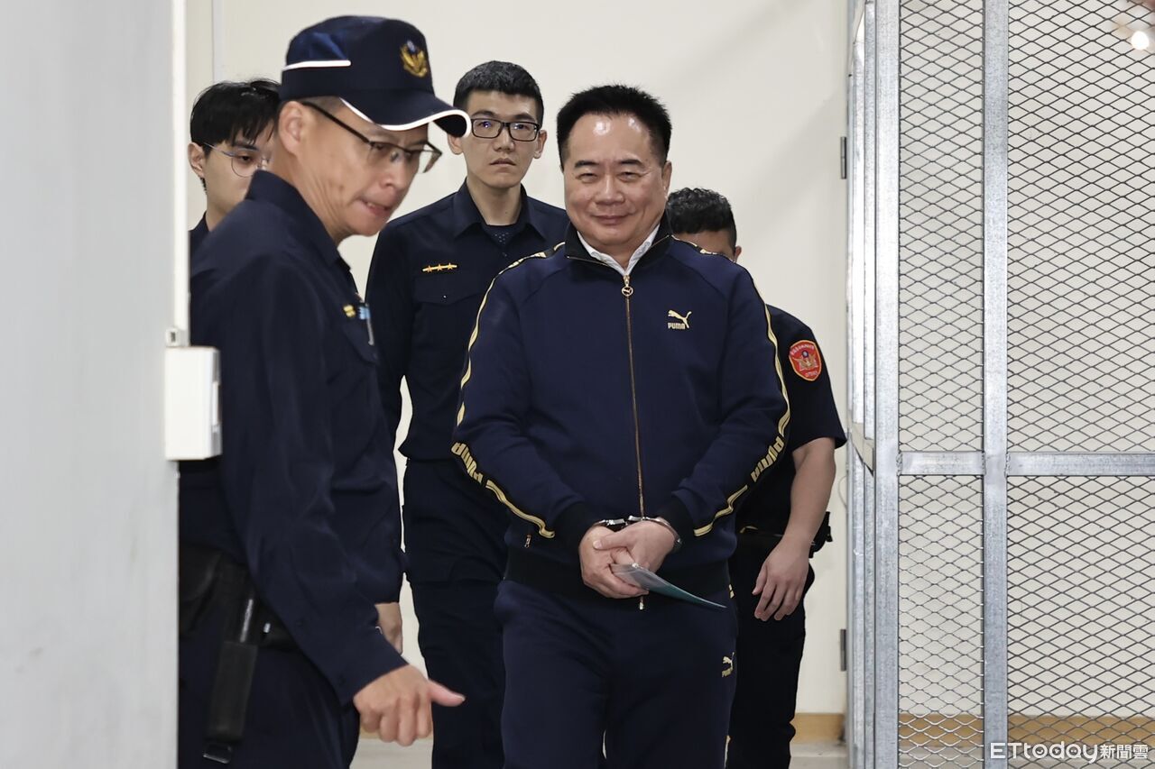 蔡正元發監上銬!三中案唯一判囚3年半 全程微笑乘囚車入獄