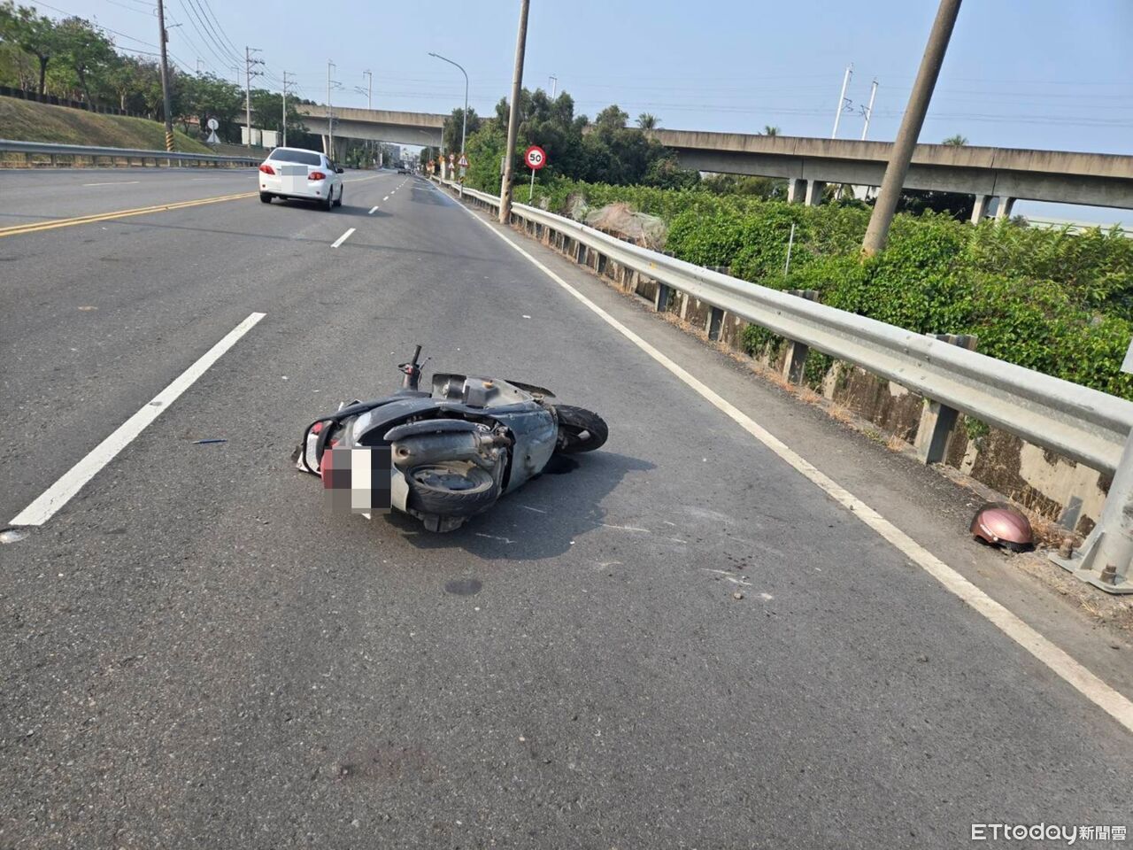 黃狗突竄出!騎士剎不住猛撞電桿受傷送醫 牠肇事逃逸跑了