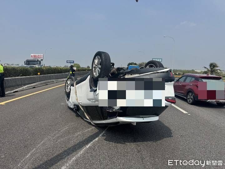 快訊/後車猛力推撞!國1自小客擦撞護欄180度翻覆 駕駛受傷送醫