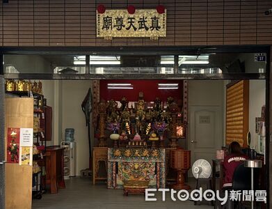 本來不信神！他砸2.5億蓋廟　6天兩度出「立茭」在地稱奇