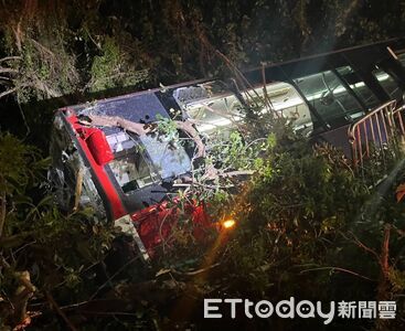台中公車深夜「衝破護欄墜邊坡」！整輛車傾斜卡樹叢...2人傷送醫
