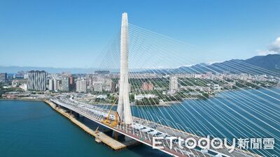 高空拆除「淡江大橋主橋塔吊」挑戰完成　朝5/12通車再跨一步