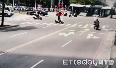 輕軌軌道當待轉區「被撞竟落跑」　三寶吞罰單扣照...還吃2罪