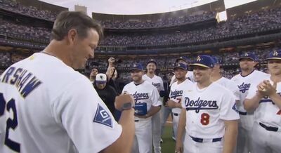 傳奇回歸！柯蕭再踏投手丘投球　領冠軍戒指感動全場