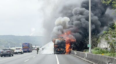 五楊高架遊覽車突起火！恐怖火煙狂竄乘客急逃生　2人送醫
