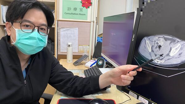 ▲▼員榮醫療體系員榮醫院急診室王業亨醫師解釋，患者經CT造影檢查有腸系膜出血。（圖／員榮醫院提供）