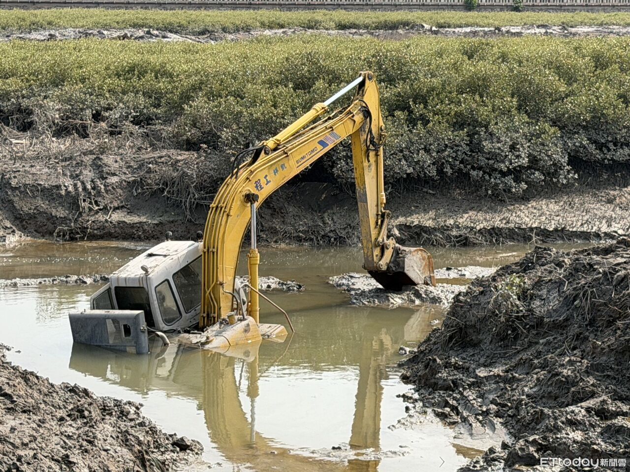 金門怪手除草陷泥灘!卡浯江溪出海口 離奇畫面曝光