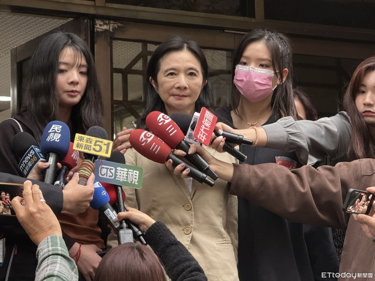 控法官「直接抄起訴書」羅織罪名!應曉薇女兒:329站出來