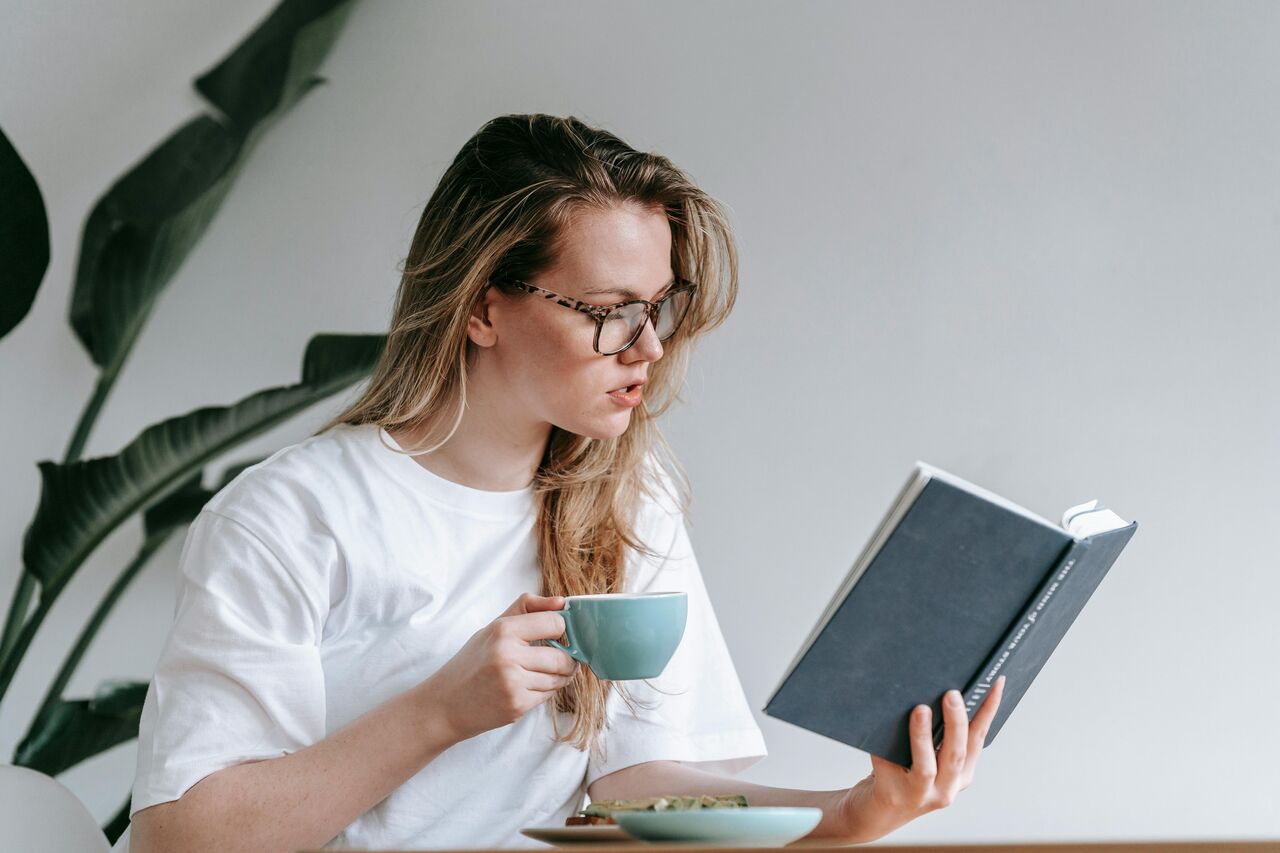 坐著也能防失智?研究顯示:比起追劇「動腦久坐」能讓大腦更年輕