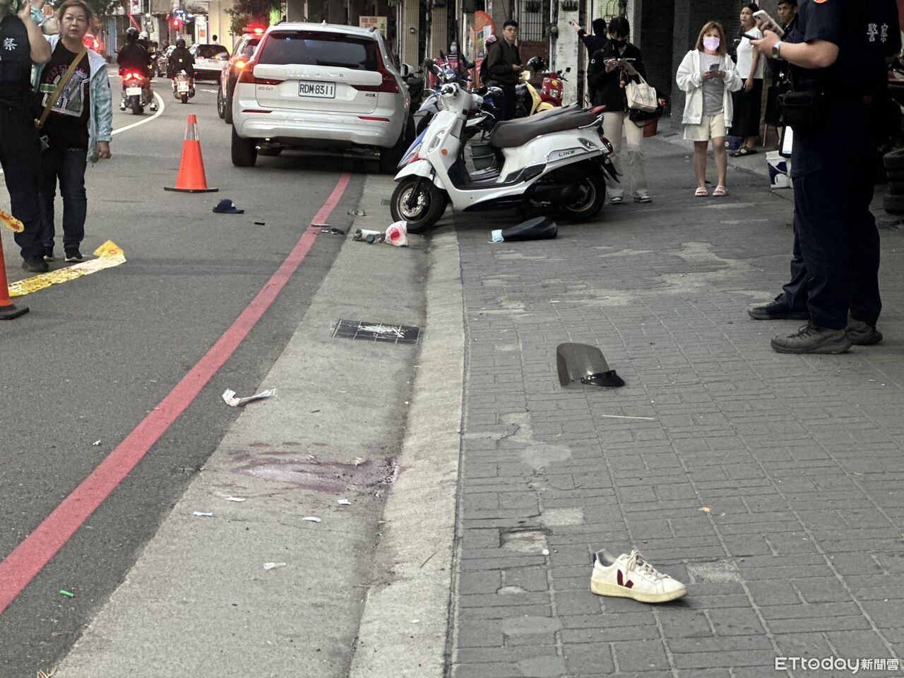 台中男持雙刀街頭追殺 女子滿臉血搶救不治....刀還插脖上