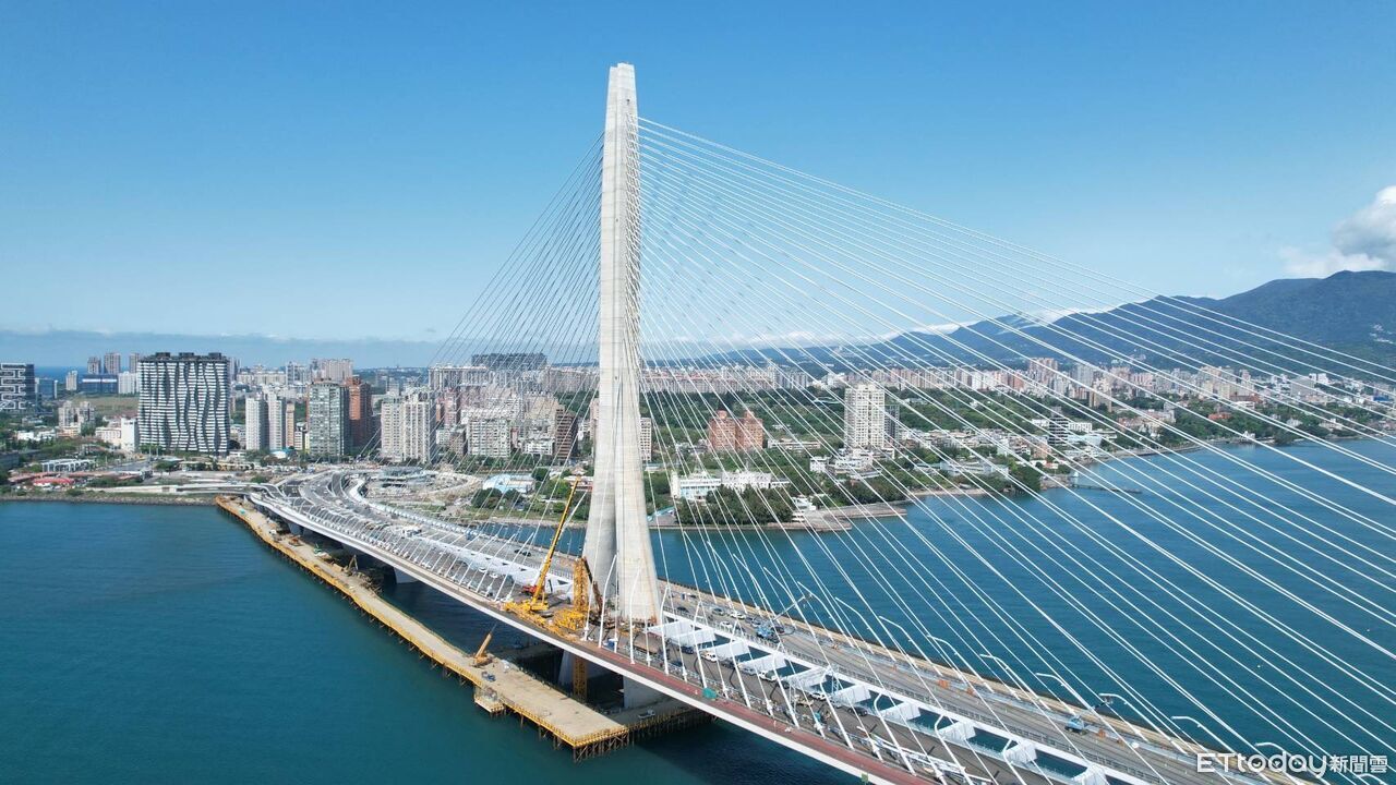 高空拆除「淡江大橋主橋塔吊」挑戰完成 朝5/12通車再跨一步