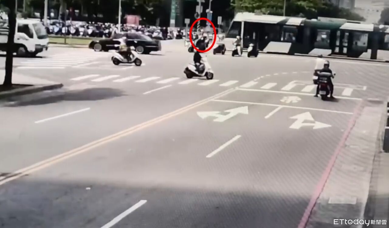 輕軌軌道當待轉區「被撞竟落跑」 三寶吞罰單扣照...還吃2罪