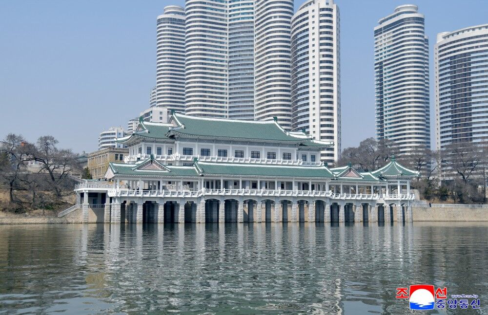 ▲▼北韓平壤大同江畔興建一棟狗肉餐廳,擁有現代化的廚房設備。(圖/翻攝自朝中社)