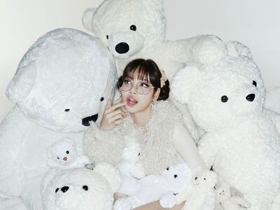 Lisa慶生寫真不耍辣　躺白熊堆好萌