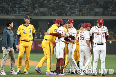 開幕戰前WBC國手獻花致意全場歡呼　曾豪駒擁抱王建民暖心一幕