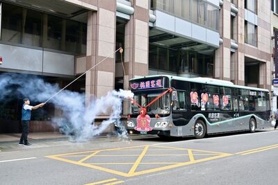 桃園景福宮首辦聯合婚禮　33對新人乘電動巴士迎幸福