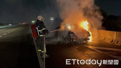 快訊／國道賓士突竄煙！駕駛急停路肩跳車逃　警消抵達已全面燃燒