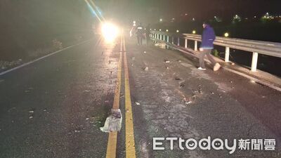 凌晨大雨視線不佳　中橫公路女駕駛撞落石刁車