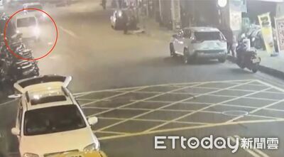 新北載YouBike貨車街頭失控　連撞9輛汽機車！駕駛稱恍神