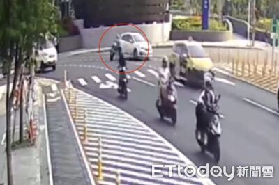 高雄7旬翁路口突鬼切！與後方轎車碰撞慘摔　驚險畫面曝